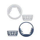 Die Stanzschablone von Stanzenshop.de: 3D Schneekugel mit Haus und Fuchs enthält vier gestanzte Formen - zwei Kreise mit Baumsilhouetten und zwei Rechtecke mit dekorativen Mustern in Silber und Dunkelblau, ideal für einzigartige Bastelprojekte.