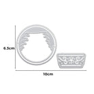 Die Stanzschablone Stanzenshop.de: 3D Schneekugel mit Haus und Fuchs enthält einen gewellten Kreis und ein verziertes Rechteck - perfekt für Bastelprojekte oder 3D Schneekugeldesigns. Größe: 6,3 x 10 cm.