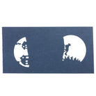 Die Stanzenshop.de "Stanzschablone: 3D Schneekugel mit Haus und Fuchs" ist ein marineblauer Bogen mit zwei halbkreisförmigen Ausschnitten - einer zeigt ein Haus, der andere einen Fuchs auf einem Hügel - ideal für Bastelprojekte oder einzigartige 3D Schneekugel-Designs.