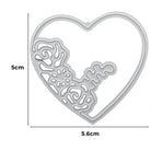 Die Stanzschablone von Stanzenshop.de: 3D Herz ist eine silberne, 5x5,6 cm große Stanzform in Herzform mit einem floralen Rosenmuster - ideal für handgemachte Karten und Bastelprojekte.