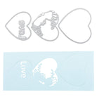 Die Stanzschablone: 3D Herz von Stanzenshop.de enthält drei Metallschablonen in Herzform - "Love", "Floral" und "Plain" - ideal zum Basteln oder für selbstgemachte Karten, abgebildet neben blauem Papier mit den ausgeschnittenen Motiven.