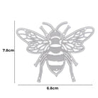 Die Stanzenshop.de Stanzschablone: Biene ist eine Metallic-Stanzform in Form einer Biene, 7,8 cm x 6,8 cm, perfekt für Bastelarbeiten oder Scrapbooking-Projekte, abgebildet auf weißem Hintergrund.