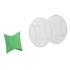 Ein grünes Papiermodell, hergestellt mit der Stanzschablone: Kissenschachtel von Stanzenshop.de wird neben einer flachen weißen Schablone mit zwei sich kreuzenden Kreisen gezeigt, ideal für eine stilvolle Geschenkverpackung oder ein Gastgeschenk.