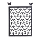 Eine rechteckige schwarze Schablone mit einem sich wiederholenden Schmetterlingsausschnittmuster, ideal für Bastelprojekte und Scrapbooking. Darüber sind zwei einzelne schwarze Schmetterlinge mit der Stanzenshop.de Stanzschablone gemacht: Kleine Schmetterlinge.