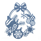 Die Stanzschablone: Weihnachtskugelkranz von Stanzenshop.de kreiert einen blau-metallischen Adventskranz mit Schleife, Schneeflocken, Tannenzweigen und Kugeln - ideal für festliche Dekorationen oder kreative Basteleien auf weißem Hintergrund.
