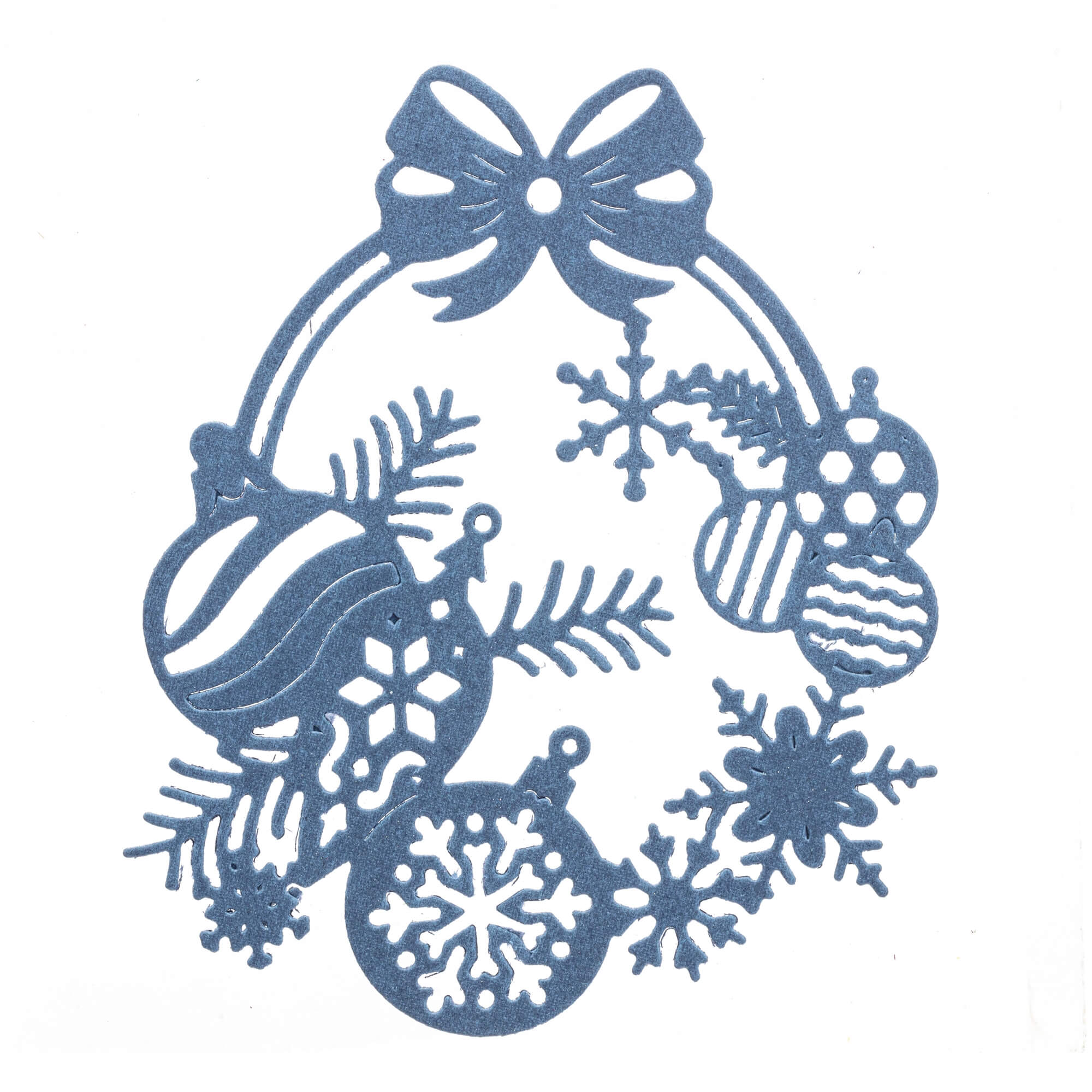 Die Stanzschablone: Weihnachtskugelkranz von Stanzenshop.de kreiert einen blau-metallischen Adventskranz mit Schleife, Schneeflocken, Tannenzweigen und Kugeln - ideal für festliche Dekorationen oder kreative Basteleien auf weißem Hintergrund.