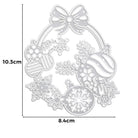 Die Stanzschablone: Weihnachtskugelkranz von Stanzenshop.de ist eine silberne Stanzform in einer festlichen Kranzform mit Ornamenten, Schneeflocken und einer Schleife. Perfekt für die Weihnachtsdekoration. Größe: 10,3 x 8,4 cm.