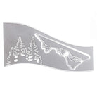 Die Stanzschablone: Schneehaus von Stanzenshop.de zeigt einen silbermetallischen Ausschnitt von Tannenbäumen, einem See und Hütten - ideal für Bastelprojekte im Winter oder um Ihren Scrapbooking-Projekten einen rustikalen Touch zu verleihen.