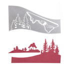 Das Stanzenshop.de "Stanzschablone: Schneehaus" enthält eine silberne Stanzschablone mit einer Hütte und Tannenbäumen sowie einen roten Papierausschnitt mit einer Hütte, Bäumen und einer schrägen Winterlandschaft - ideal für saisonale Scrapbooking-Projekte.