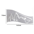 Die Stanzschablone: Schneehaus von Stanzenshop.de ist eine Metallstanze mit einer Baum- und Berglandschaft, ideal für Scrapbooking oder Bastelprojekte im Winter, mit den Maßen 7,2 cm x 14,3 cm.