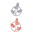 Die Stanzschablone Blätterkreis mit filigraner Struktur von Stanzenshop.de und ihr roter Papierausschnitt mit Blättern und Stängeln bilden ein umwerfendes florales Highlight unter den Naturmotiven, dargestellt auf weißem Hintergrund.