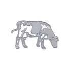 Die Stanzschablone Kuh auf der Weide von Stanzenshop.de zeigt eine metallische Umriss-Kuh mit Flecken im Weidegang und verleiht jedem Projekt ländliches Flair und klassische Bauernhof-Motive auf weißem Hintergrund.