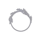 Die Stanzschablone Kranz mit Zweigen von Stanzenshop.de - ein silberner Metallkreis mit filigranen Blätterzweigen, ideal für Stanzen und Bastelprojekte.