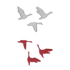 Die "Stanzschablone fliegende Wildgänse im Set" von Stanzenshop.de besteht aus drei silbernen Metallstempeln und drei roten Papierausschnitten, die sich perfekt für herbstliche Bastelarbeiten oder saisonale Karten eignen - ideal, um charmante Wildgänse zu gestalten.