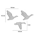 Das Stanzenshop.de Set "Stanzschablone fliegende Wildgänse" enthält drei Metallschablonen (2x 4,6x4,2 cm, 1x 4,6x3 cm) - ideal für herbstliche DIY-Projekte oder saisonale Karten.