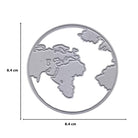 Die Stanzschablone Weltkarte im Kreis von Stanzenshop.de zeigt eine silberne Weltkarte in einem 8,4 x 8,4 cm Kreis - ideal für Reiseprojekte und als Inspiration für jeden Weltentdecker.
