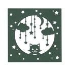 Die "Stanzschablone Nachthimmel mit Katze" von Stanzenshop.de zeigt eine Katze vor dem Vollmond mit Wolken, Sternen und Mond - ideal für Baby-Projekte oder als Schablone für kreative Sternennächte-Basteleien.