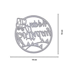Eine 10 cm runde silberne "Stanzschablone Happy Birthday im Kreis mit Geschenk" von Stanzenshop.de-perfekt für Bastelprojekte. Mit kursivem Happy Birthday Schriftzug, Geschenk-Design und schwarzen Pfeilen, die die Maße markieren.