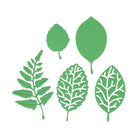 Fünf grüne, blattförmige Papierausschnitte, die mit der Stanzschablone Herbstliche Blätter von Stanzenshop.de hergestellt wurden, sind auf einem weißen Hintergrund arrangiert und bilden eine charmante Dekoration.