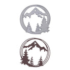 Die Stanzschablone Bergpanorama im Kreis von Stanzenshop.de enthält zwei Metallstempel - einen silbernen und einen braunen - mit einer kreisförmigen Berg- und Baumszene, ideal für Bastelprojekte.