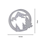 Die Stanzschablone Bergpanorama im Kreis von Stanzenshop.de ist eine silberne Metallstanze in einer 9,5 x 9 cm großen Kreisform mit Bergen und Bäumen - ideal zum Basteln und für Bastelprojekte.