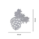 Die Stanzschablone Tannenzapfen mit Zweigen (8,5x9,2 cm) von Stanzenshop.de ist eine silberne Stanzform, ideal für Winter Deko oder Karten basteln, abgebildet auf einem weißen Hintergrund.