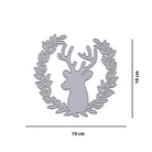 Die Stanzschablone "Hirsch im Zweigkranz" von Stanzenshop.de zeigt einen Hirschkopf im Kranz-Design, ideal für Bastelprojekte. Maße: 10 x 10 cm, Abmessungen sind auf dem Produkt gekennzeichnet.