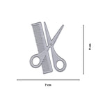Die Stanzschablone Schere mit Kamm im Friseurlook von Stanzenshop.de ist 9 cm hoch und 7 cm breit - ideal für kreative Karten oder DIY-Geschenke mit Friseurthema. Die Dimensionen sind auf dem Produktbild sichtbar.