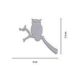 Die Stanzschablone Eule auf Ast von Stanzenshop.de ist eine grau-metallische Eulenform (9 x 7,5 cm), die auf einem Ast sitzt - ideal für Naturliebhaber und Bastelprojekte, dargestellt auf weißem Hintergrund.