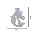 Die Stanzschablone Meerjungfrau von Stanzenshop.de ist aus silbernem Metall, misst 8,1 cm x 7,5 cm und eignet sich ideal für Bastelprojekte mit Unterwasserwelten-Motiven.