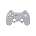 Die Stanzschablone Gaming Controller von Stanzenshop.de ist ein flacher, metallischer Würfel in Form eines Game Controllers mit Knopfaussparungen - ideal für Bastelarbeiten zum Thema Gaming oder zur Dekoration von Gamer-Geburtstagen.