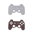 Ein grauer Stanzschablone Gaming Controller von Stanzenshop.de aus Metall und ein brauner Papierausschnitt, beide in Form eines Controllers, werden auf weißem Hintergrund dargestellt.