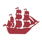 Die Stanzschablone Segelschiff mit drei Masten von Stanzenshop.de zeigt ein stilisiertes, rotes Segelschiff - ideal als Schiff-Schablone für Bastelideen oder kreative Stanze-Projekte.