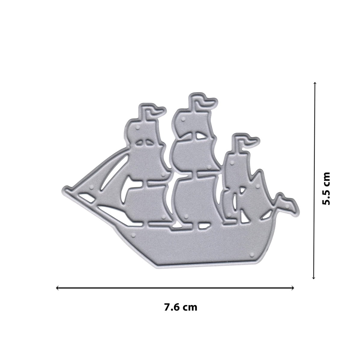 Die Stanzschablone Segelschiff mit drei Masten von Stanzenshop.de ist ein silberner Metallwürfel (7,6 x 5,5 cm) in Form eines dreimastigen Schiffes - ideal als Schiff-Schablone oder Stanze für kreative Bastelideen.