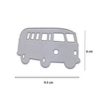 Die Stanzschablone Retro-Bus von Stanzenshop.de ist eine Stanzform in Form eines Lieferwagens mit den Maßen 9,5 x 6 cm, abgebildet auf weißem Hintergrund mit beschrifteten Maßen - ideal zum Stanzen und Basteln.