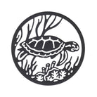 Die Stanzschablone Meeresschildkröte im Korallenriff von Stanzenshop.de zeigt eine Schildkröte im runden Rahmen mit Seegras und Korallen - ideal für Bastelprojekte oder maritimes Flair in deinen Kreationen.