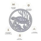 Die Stanzschablone "Meeresschildkröte im Korallenriff" von Stanzenshop.de zeigt eine Schildkröte im Meer mit maritimem Flair, deutschen Texten und Symbolen für Präzision, Haltbarkeit und Eignung für Bastelprojekte mit Standardmaschinen.