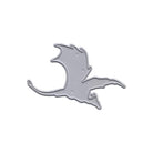 Die Stanzschablone Fliegender Drache von Stanzenshop.de ist ein silberner Metallstempel in Form eines fliegenden Drachens mit ausgebreiteten Schwingen - ideal für Deko, Fantasy-Projekte und DIY-Karten. Glatte silberne Oberfläche auf weißem Hintergrund.