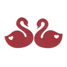 Die Stanzschablone Schwäne mit Herzmotiv von Stanzenshop.de schneidet zwei rote Schwäne, die sich gegenüberstehen und ein herzförmiges Cutout haben - ideal für Kartenideen oder kreative DIY-Projekte.
