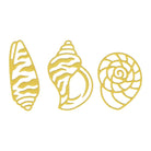 Drei goldfarbene Umrisse von Muscheln, aufgereiht auf Weiß - die perfekte Inspiration für maritime DIY-Projekte mit der Stanzschablone Meeresmuscheln von Stanzenshop.de.