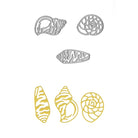 Die Stanzschablone Meeresmuscheln von Stanzenshop.de zeigt drei Metallcutter und passende gelbe Muschel-Ausstanzungen auf weißem Hintergrund - ideal für maritime DIY-Projekte und kreative Deko-Ideen.