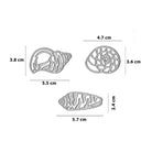 Die Stanzschablone Meeresmuscheln von Stanzenshop.de enthält drei Metallmuschel-Stanzformen (5,5 x 3,8 cm, 4,7 x 3,6 cm, 5,7 x 2,4 cm) - ideal für maritime DIY-Projekte oder kreative Dekoration - auf weißem Hintergrund.