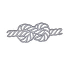 Die Stanzschablone Seil mit Knoten von Stanzenshop.de ist ein silberner Metallwürfel in Form eines abstrakten, geknoteten Seils mit Schlaufen und Drehungen in einem dekorativen, maritimen Muster, das von Segeltau inspiriert ist.