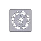 Die Stanzschablone Weihnachtskranz mit Glocke von Stanzenshop.de ist quadratisch, silbern und zeigt einen weihnachtlichen Kranz mit Stechpalmenblättern, Glocke und Schleife - ideal für kreative DIY-Deko-Projekte.