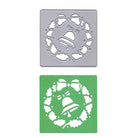 Die Stanzschablone Weihnachtskranz mit Glocke von Stanzenshop.de schafft einen festlichen grünen Kranzausschnitt mit Stechpalme, Schleife und Glocke - ideal für Ihre DIY-Weihnachtsdekorationsprojekte.