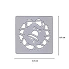 Die Stanzschablone Weihnachtskranz mit Glocke von Stanzenshop.de ist eine quadratische Metallschablone (8,1 x 8,1 cm) mit Kranz-, Stechpalmen-, Schleifen- und Glockenmotiv - ideal für DIY-Deko.