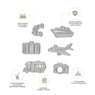 Das Stanzenshop.de Stanzschablone Urlaubsmotive & Reise-Set enthält sechs Metallstanzformen - Fernglas, Kreuzfahrtschiff, Koffer, Flugzeug, Wohnmobil, Kamera - ideal für Reisetagebücher oder Scrapbooks. Die Motive sind mit deutschem Text abgebildet.