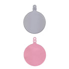 Zwei flache ornamentale Ausstechformen, kreiert mit der Stanzschablone Weihnachtskugel mit Aufhänger von Stanzenshop.de, in grau und rosa mit kleinen Aufhängungen, ergeben charmante Geschenkanhänger oder einzigartigen Weihnachtsbaumschmuck. Abgebildet auf weißem Hintergrund.