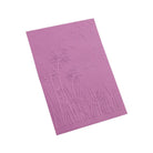 Der Embossing Folder Pusteblume im Sommerwind von Stanzenshop.de zeigt einen zauberhaften Wiesen-Look mit Löwenzahn, Gras und zarten Samen, die im Sommerwind wehen.