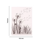 Der Embossing Folder Pusteblume im Sommerwind von Stanzenshop.de zeigt ein schwarz-weißes Löwenzahn- und Grasmotiv mit vom Wind verwehten Samen, ideal für Karten oder Mappen. Größe: 14,8 x 10,5 cm.